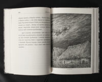 Ілюстрація польоту відьми над українським селом у книзі з української демонології